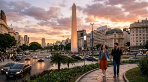 Turistas explorando o Obelisco na avenida 9 de Julho ao planejar o que fazer em Buenos Aires com guia completo.