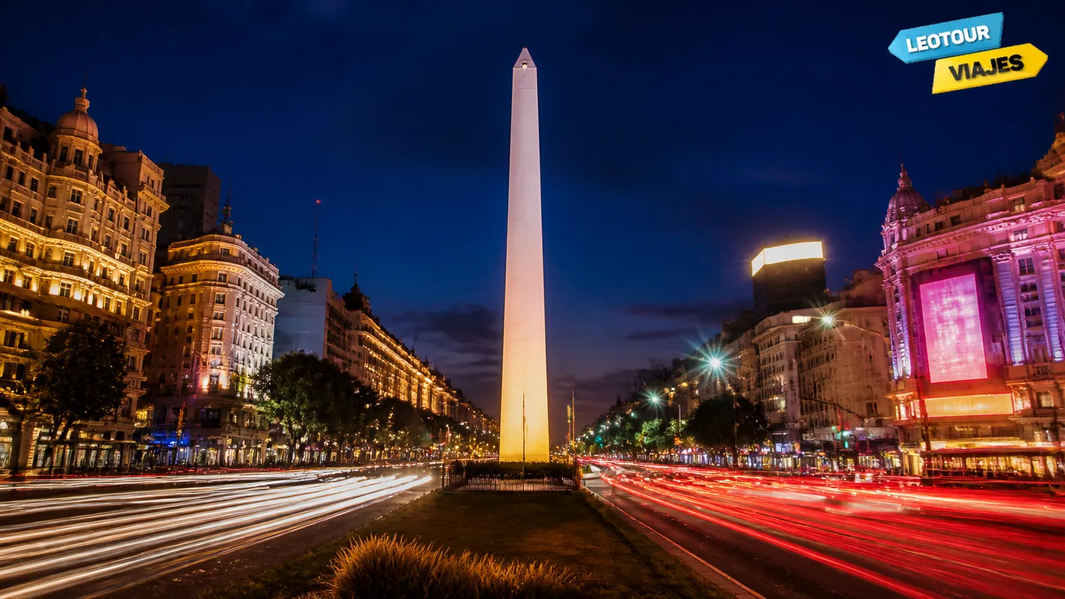Iluminação noturna imponente no Obelisco de Buenos Aires com movimento urbano.