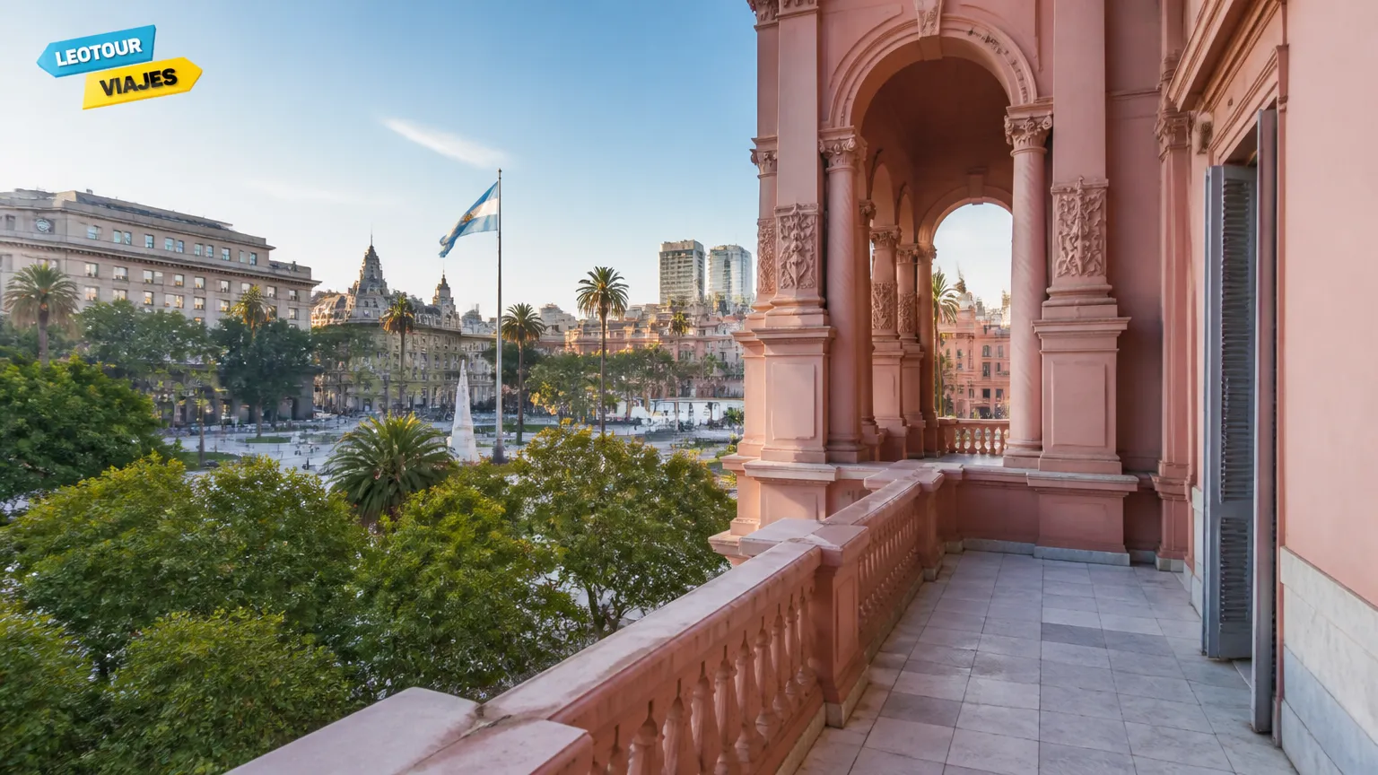 Famosa sacada presidencial da Casa Rosada com vista para a praça histórica.