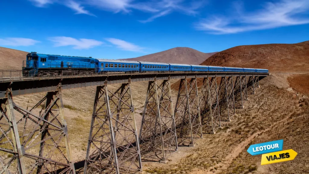 Trem cruzando o imponente viaduto La Polvorilla na Argentina.