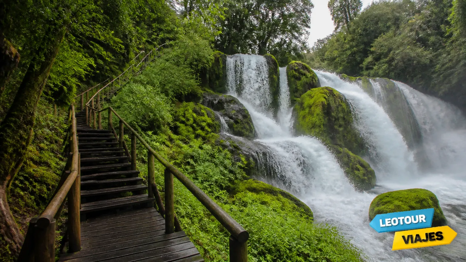 Trilha e cachoeira exuberante no passeio para Puerto Blest próximo a Bariloche.