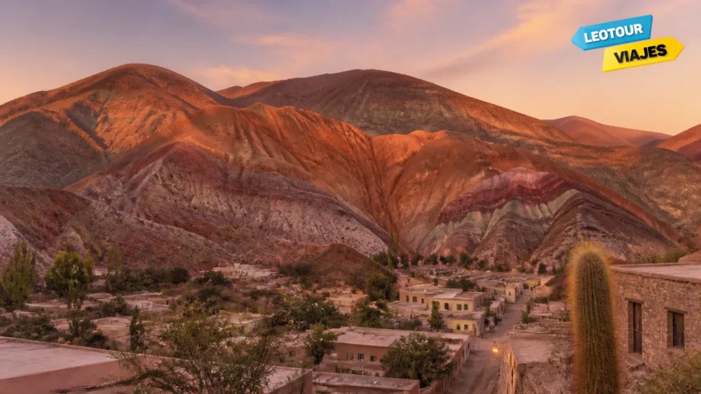 Vista panorâmica do Cerro de los Siete Colores em Purmamarca ao amanhecer.