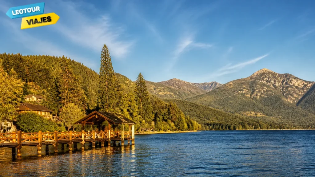 Vista panoramica do Lago Lacar em San Martin de los Andes com montanhas e florestas.