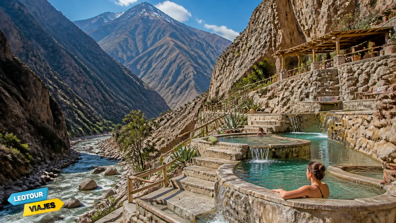 Vista panorâmica das piscinas das integradas à paisagem montanhosa de Mendoza.