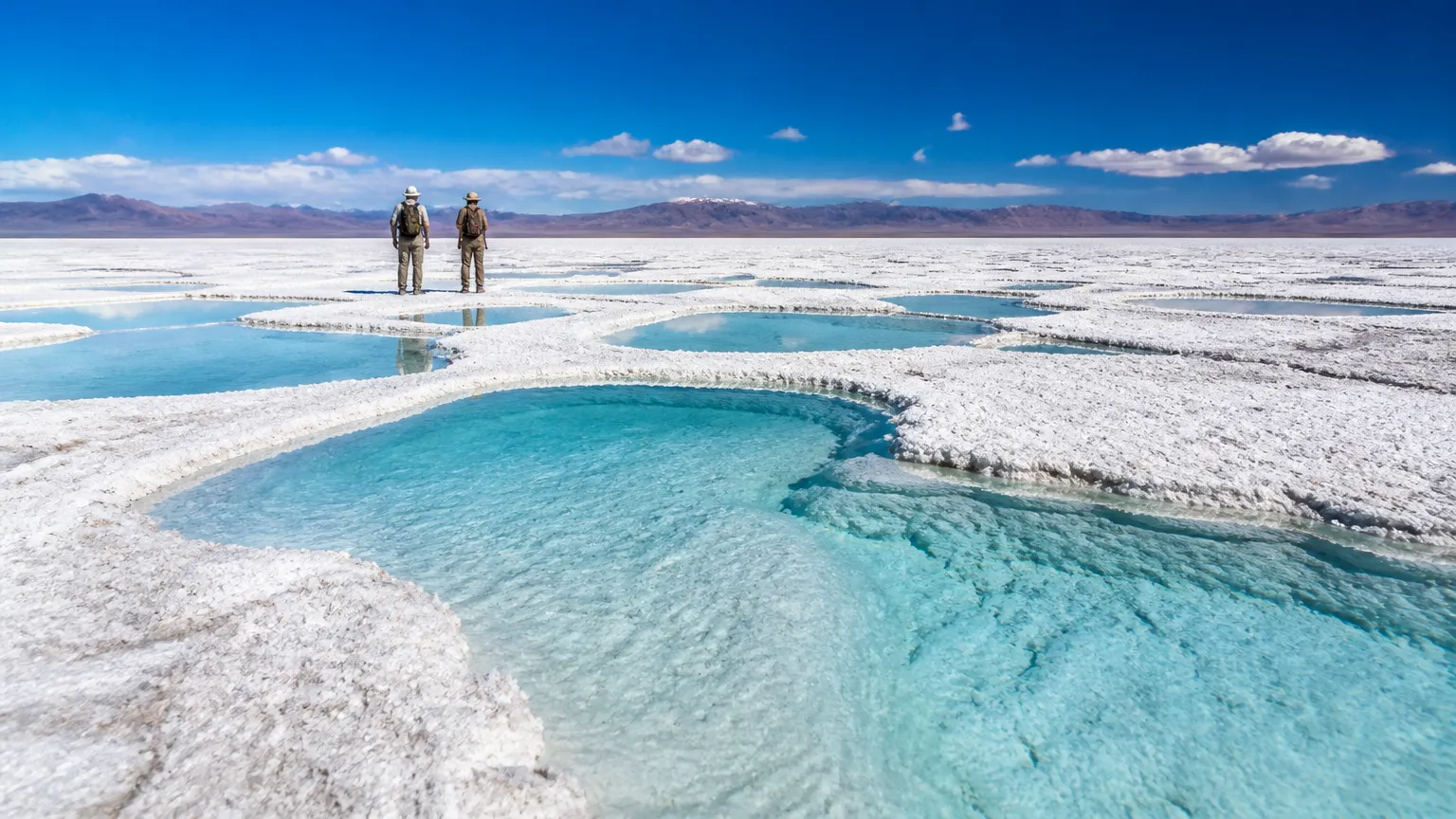Passeios em Salta incluindo a imensidão branca das Salinas Grandes.